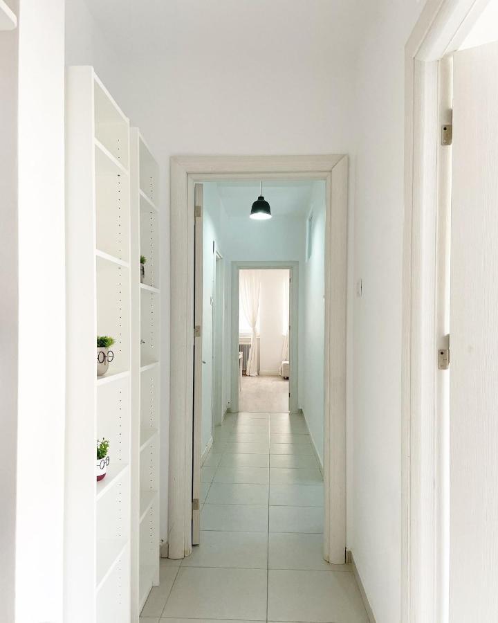 White Apartment Bucharest Luaran gambar
